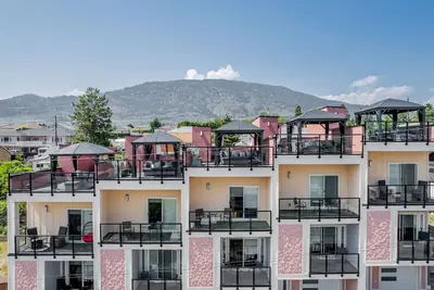 Image de Beach Retreat at Aisha's Jewel. Luxury town house just minutes from the lake