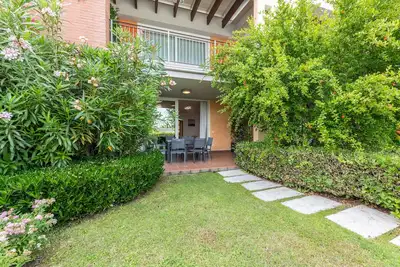 Appartement 'Blue Lake Holiday House' avec piscine, Wi-Fi et air conditionné