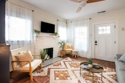 Image de The Vinyl - Near Uab & Dt - Full of charm and eclectic decor w/ front porch and fire table