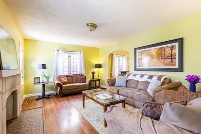 Image de 4 BRs+King Bed+Game Room+Broadripple+Bars+Spacious