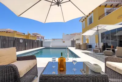 Image de Centrally Located Beautiful 3 Bed Villa with Heated Pool