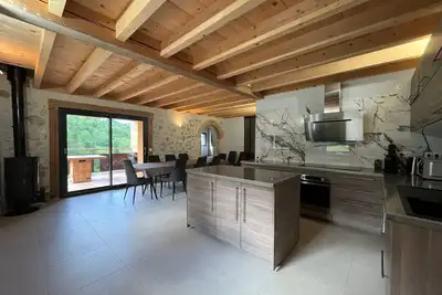 Image de Maison spacieuse et de caractère entièrement rénovée