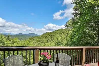 Image de Sounds of Silence- 3/3 dog friendly, hot tub, fenced, Paved Road, sleeps 8