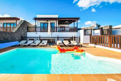 Image de Vista Rey - Six Chambres Villa, Couchages 15