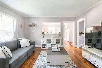 Image de {Sunflower Morning} A cozy farmhouse-style house in South End Hot Tub!