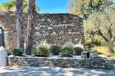 Image de Golfe De Saint-Tropez. Village de vacances. Vue mer 6 Personnes. Piscines Tennis
