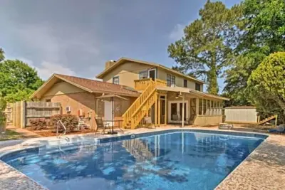 Image de Pool-Spacious Retreat, Comfortable Main House