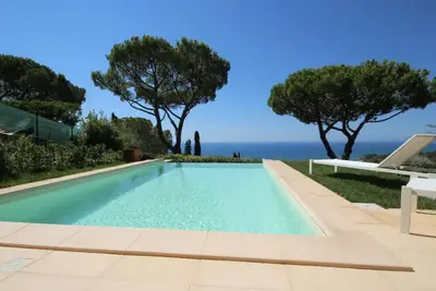 Image de Villa apartment with private pool, Amazing sunsets, 7-8 min by foot to beach.