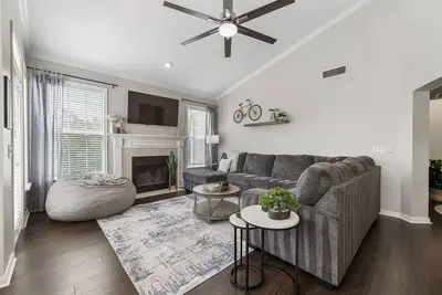 Image de Premier Location! Bike-Friendly Contemporary Condo w/ Garage on The Greenway!