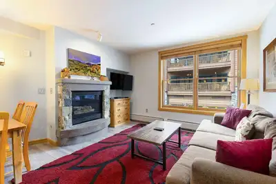 Cozy Condo in the Heart of River Run/2 Minute Walk to the Gondola/Hot Tub Access