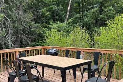 Image de Country Home with firepit, game room, swing set