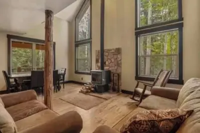 Image de Sleeps 11 - Spacious cabin getaway 1-mile from Panguitch Lake