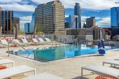 Image de Studio unit/Austin - Full Kitchen, W/D, Rooftop Pool, & More!