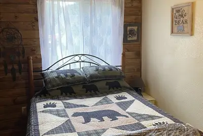 Image de Emmons Creek Landing. Spacious peaceful creek side cabin.