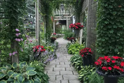 Image de Beautiful Bungalow w/Breathtaking Garden & Open Basement for Family Gatherings!