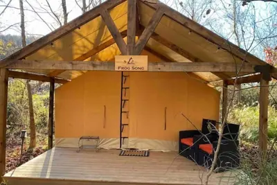 Image de 🐸 Frog Song - Two Queen Sized Beds