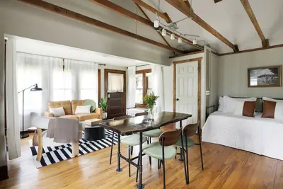 Image de 'The Pink Pad' Twin Cities Getaway Bungalow with a cozy loft