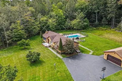 Image de Maison Liberty in the Catskills w/heated pool, hot tub fire pit, games and more