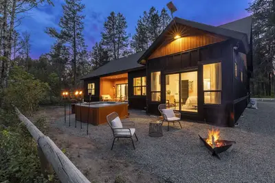 Image de Modern Mtn Retreat: Lakefront, Direct Beach Access & Hot Tub by Tamarack Resort