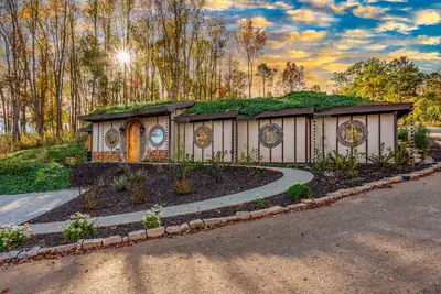 Image de Howards Hollow! Earth Home at The Forgotten Forest!