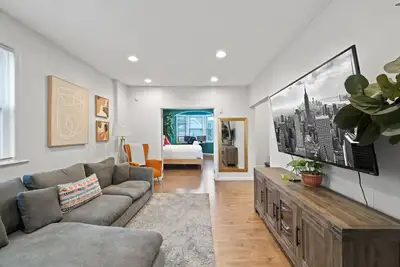 Image de Rainforest Retreat |20m to Nyc|Parking |Sleeps 18