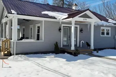 Image de newly renovated 2 bath 2 bed on quiet street with lake view