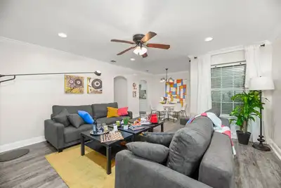 Easy walk to At&T Stadium/Texas Live/Globe Life Field, Sleeps 12 Comfortably!