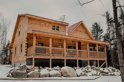 Image de Secluded Luxury Cabin with Hot Tub, 10 mins from Cobourg Beach