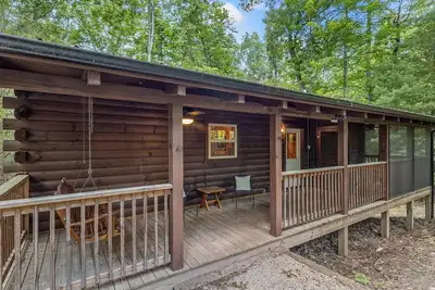 Image de Hot Tub, WiFi, Fireplace - Cliffview Resort - DayDreamer Log Cabin - 9mins to Natural Bridge Rrg!