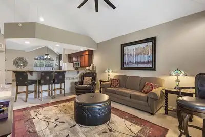 Image de Family-Friendly 3br Retreat • Golf Course Views + Ticket Discounts