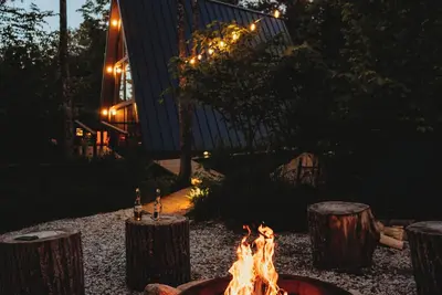 Image de Off-Grid w/ Wood Fired Hot Tub - Modern and Cozy Getaway - Kayaks Included