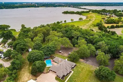 Image de Lake house with Hot tub 4 Bedroom and 3 Bath