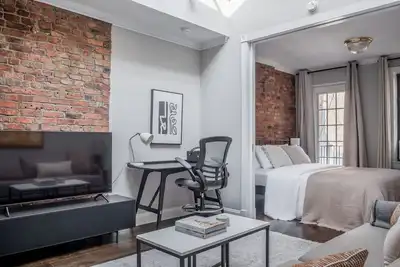 Image de Amazing West Village 1br w/ Balcony & Skylight, by Blueground