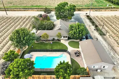 Image de Holiday Modern Pet-Friendly Farmhouse, Pool, \nGames, Sleeps 8, 3/2 w/Basement