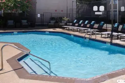 Image de Indulge in Home Like Comfort! Parking, Pool, Close to Dallas Museum of Art