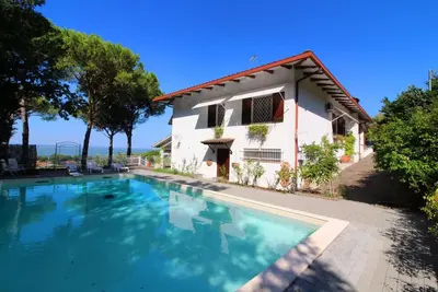 Image de Charmante villa avec piscine surplombant le lac Trasimène, juste à l'extérieur de San Feliciano. Par