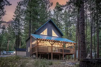Newly owned Cabin w/ private hot tub, A/C & covered deck - Dog Friendly!