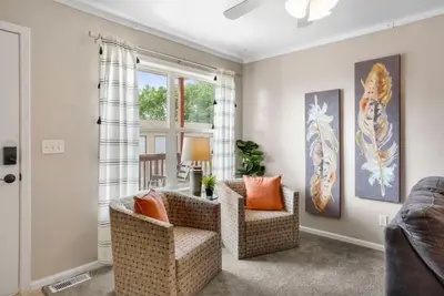 Image de 2 bed 2. 5 bath close to shopping, restaurants and more