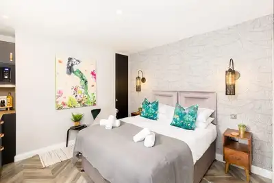 Image de Ground floor compact studio with mini kitchen