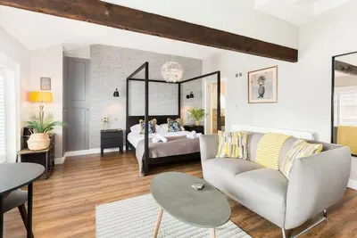 Image de Chic and central studio apartment with parking