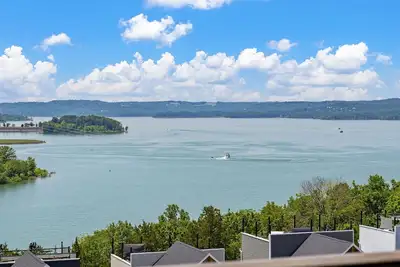 Image de Modern 2br/2. 5ba • Stunning Lake Views + Exclusive Perks