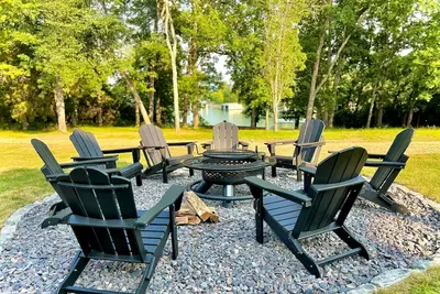 Image de Lake Front, Kayaks, Private Hot Tub, Firepit!