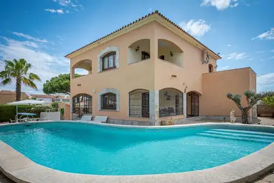 Image de Villa à Torredembarra: Piscine Privée, Jardin, Barbecue, Proche Plage