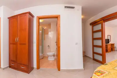 Image de Spacious one bedroom apartment next to the sea