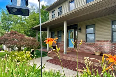 Image de Serene Lake Barkley home, private dock, quiet neighborhood, kayaks, pool table, fire pit!