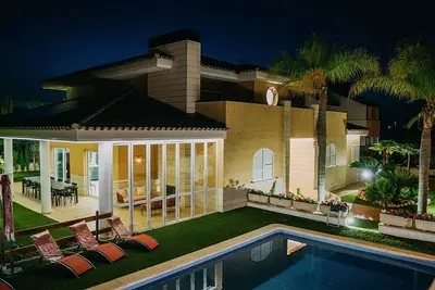 Image de Villa de Lujo de 7 Hab. 470 M2. con Piscina. Parcela de 1, 000 m2. Playa Corinto