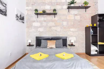 Image de Vintage Style Cozy Downtown Apartment. by Nw