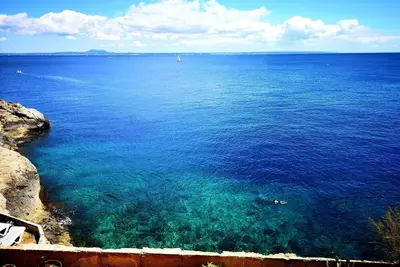 Image de Amazing front line townhouse with direct private sea access.