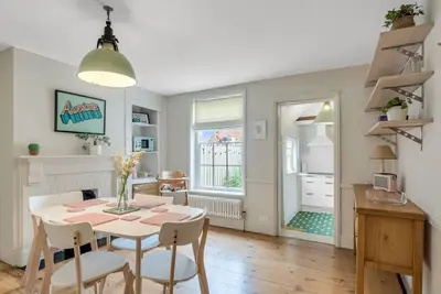 Image de Stunning Georgian Cottage In The City - Pass the Keys