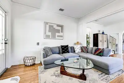 Image de Stylish Design District house, 2 bed/1 bath, parking, yard, fully updated